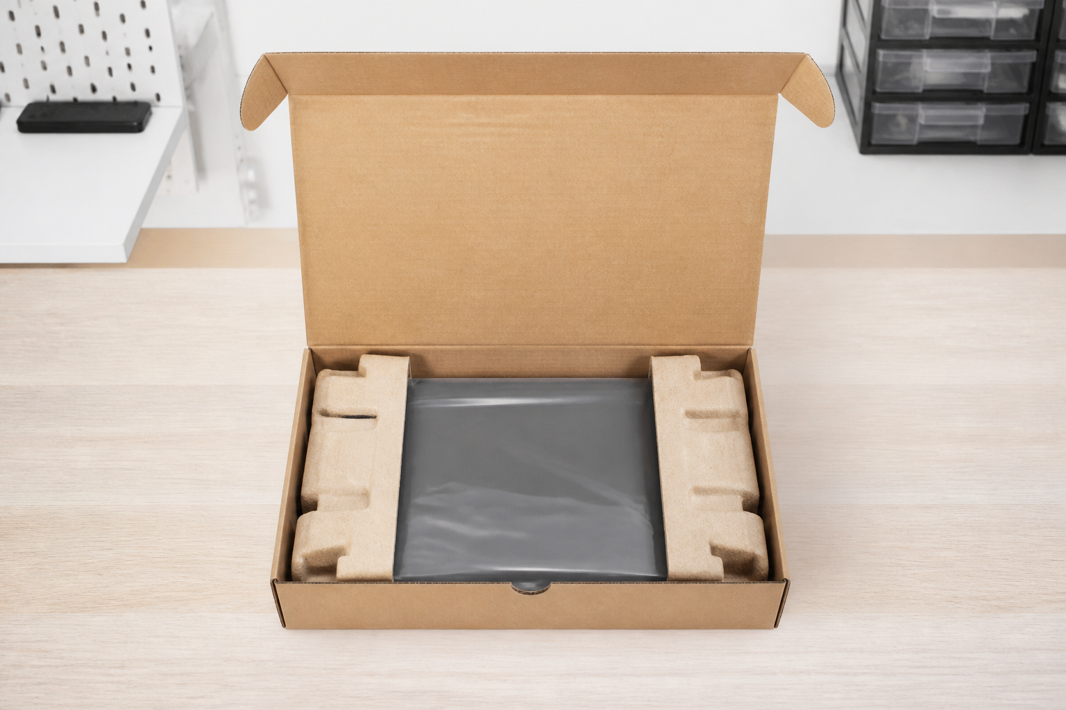 Fotografía de una caja con un producto electrónico y su empaque protector